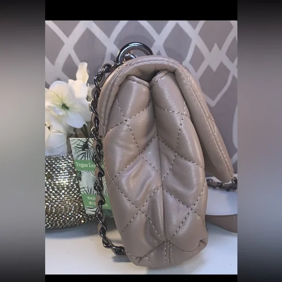 SOLD NWT Badgley Mischka Quilted Messenger Vegan Leather bag  in Taupe - Picture 7 of 14